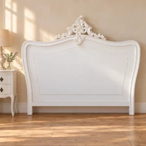 Tête de lit Duchesse en bois blanc dans une chambre beige