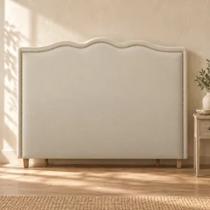 Tête de lit Eduardo en tissu beige ivoire dans une chambre