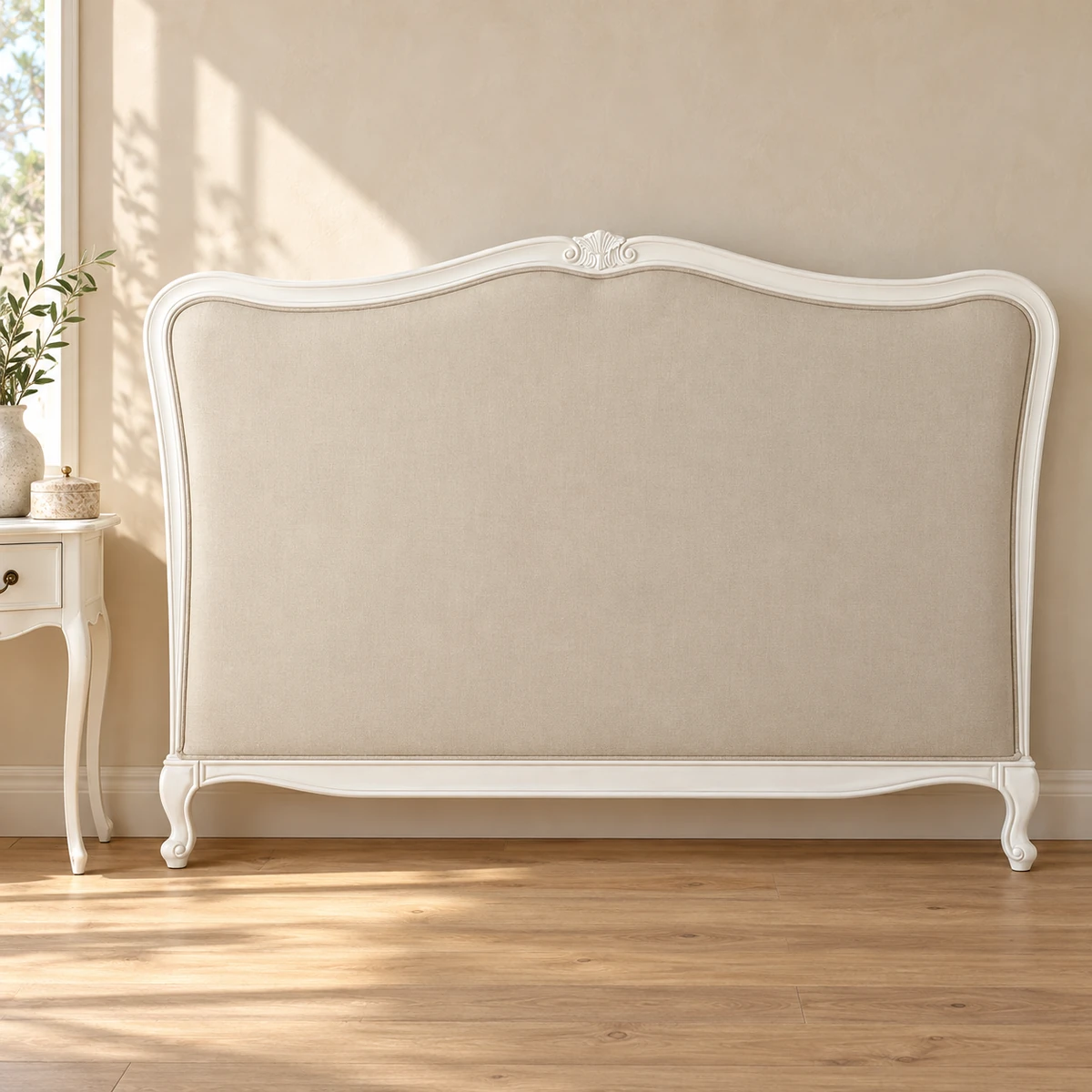 Tête de lit Flora beige à cadre blanc dans une chambre