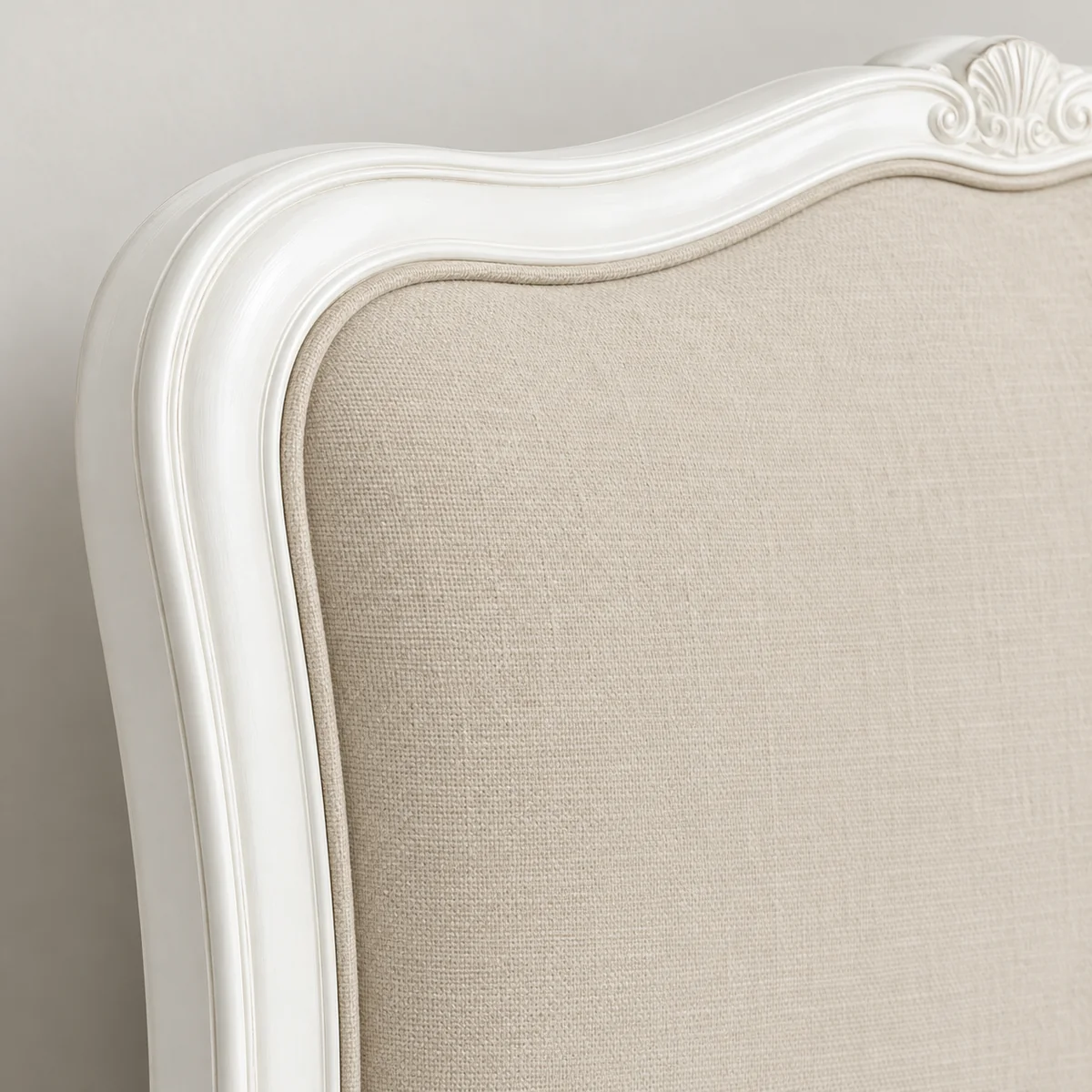 Cadre blanc mouluré et tissu beige de la tête de lit Flora
