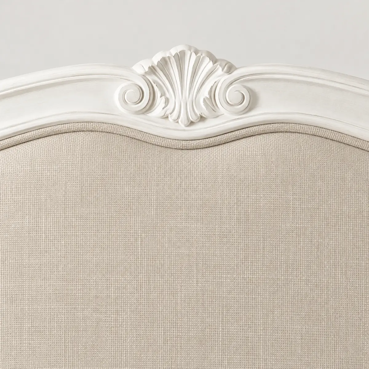Coquille sculptée blanche au sommet de la tête de lit Flora