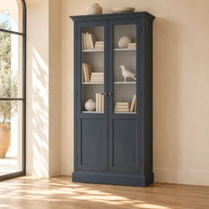 Vitrine Starck bleu gris dans une salle à lumière chaude